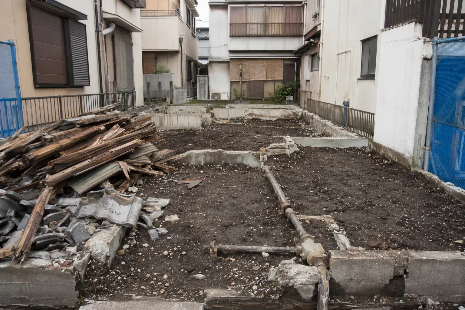「築60年古家」解体時に隣家のガス管が出てきた事例——北区田端の埋設配管トラブル