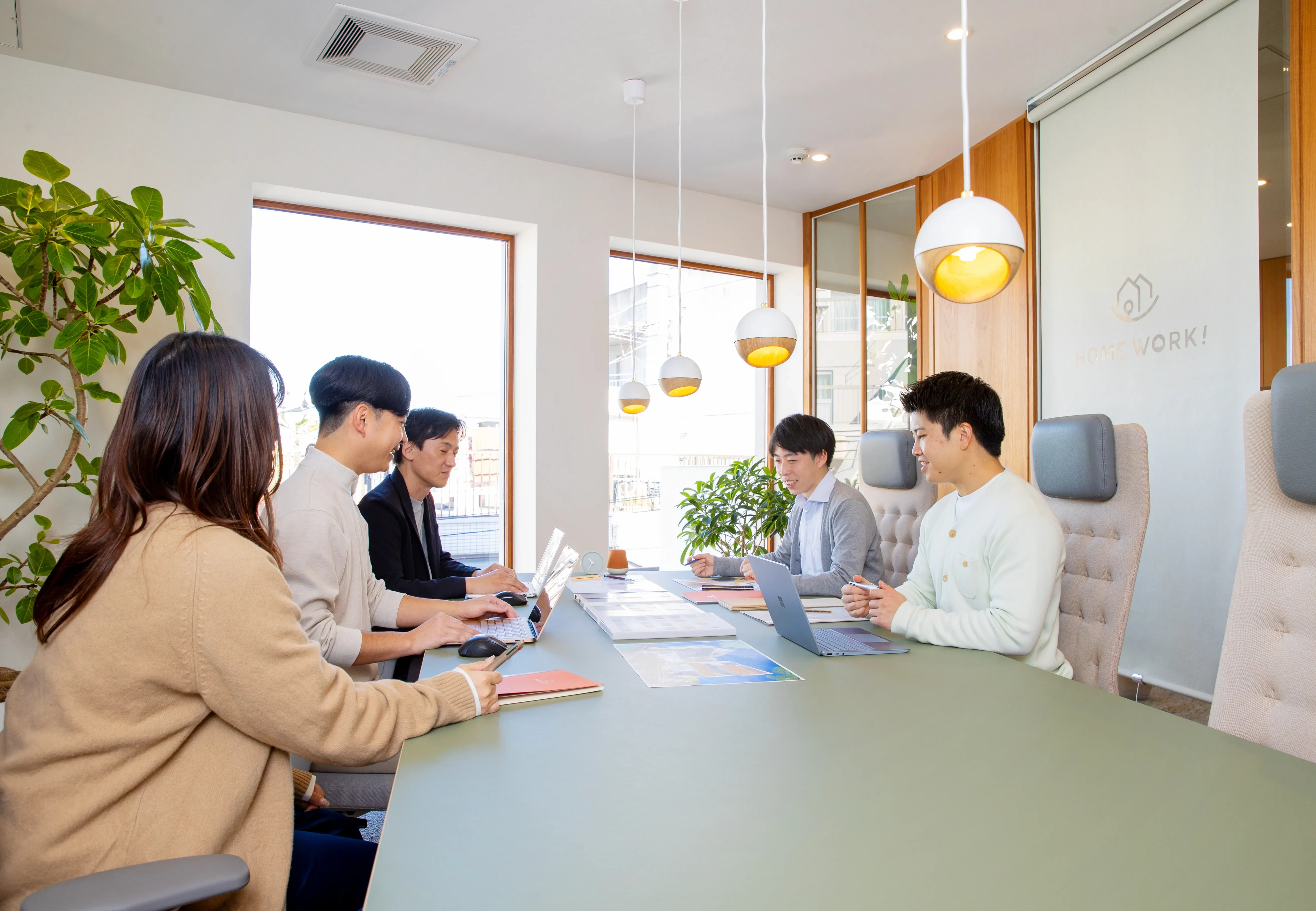 オフィス内の会議風景