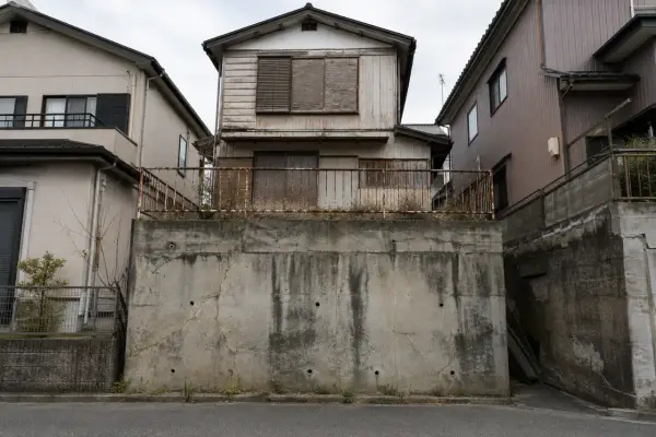 駅徒歩10分でも値がつかない土地がある｜擁壁・狭小・築古が重なるとどうなるか