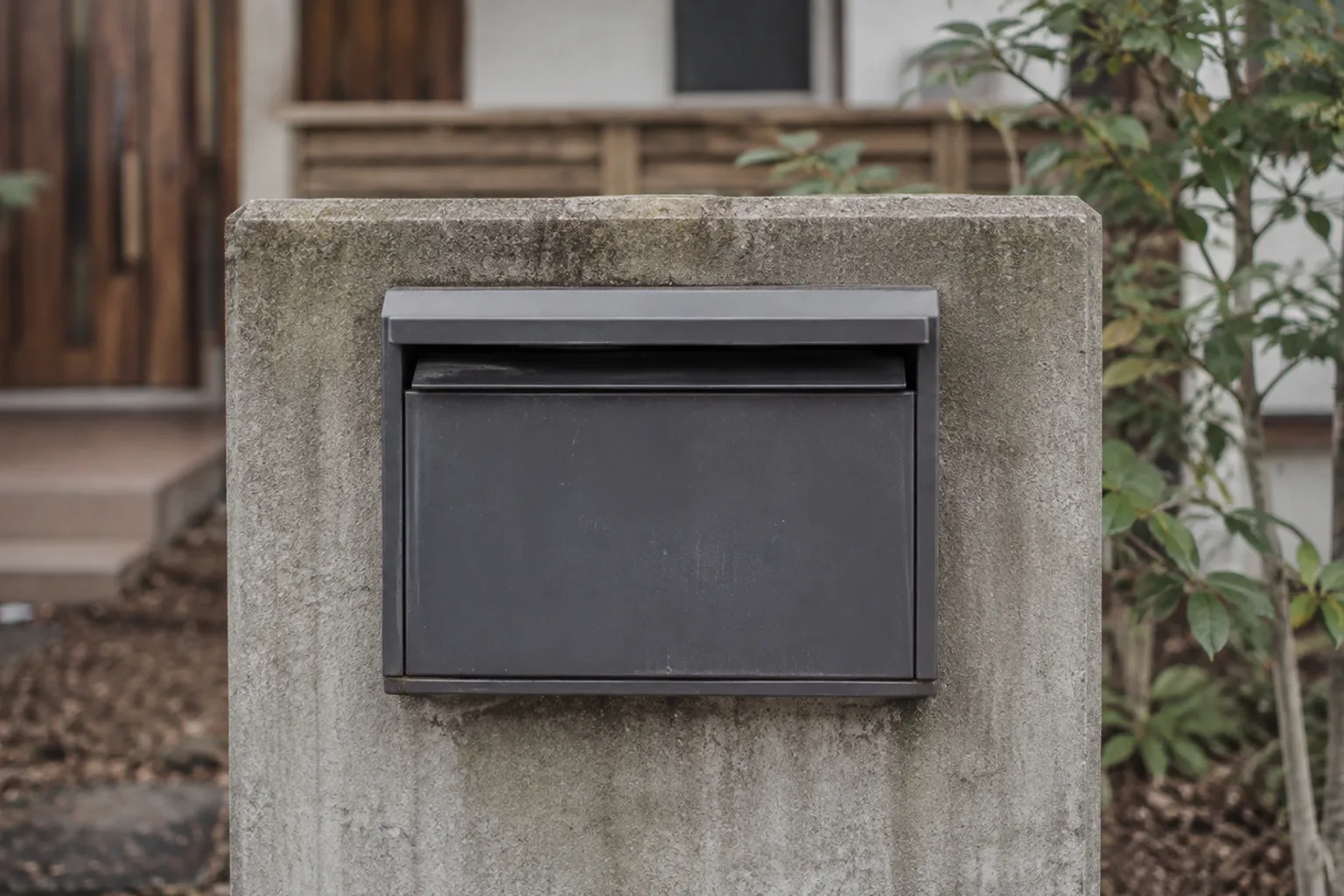曇りの日の、一戸建ての門柱にある郵便受け