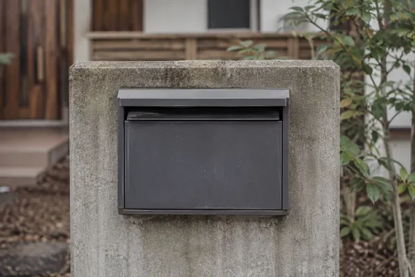 曇りの日の、一戸建ての門柱にある郵便受け